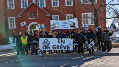 Le syndicat des chauffeurs d’autobus scolaires Matanais manifeste devant le Centre de services scolaire des Monts-et-Marées