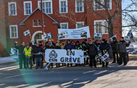 Le syndicat des chauffeurs d’autobus scolaires Matanais manifeste devant le Centre de services scolaire des Monts-et-Marées