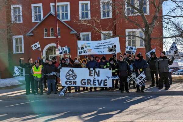 Le syndicat des chauffeurs d’autobus scolaires Matanais manifeste devant le Centre de services scolaire des Monts-et-Marées