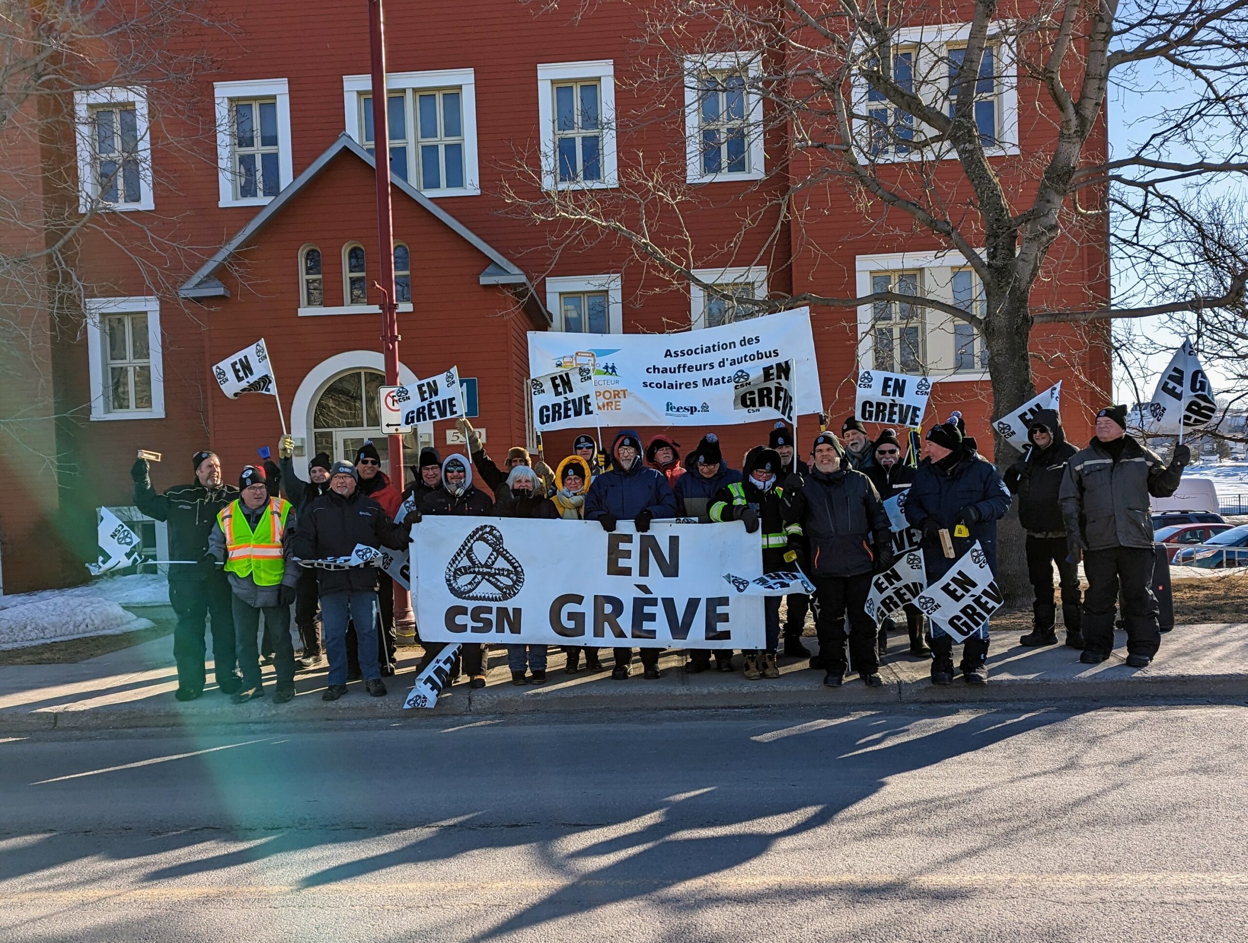 Le syndicat des chauffeurs d’autobus scolaires Matanais manifeste devant le Centre de services scolaire des Monts-et-Marées