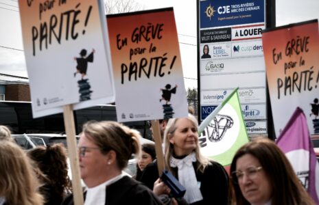 En grève, les avocats et avocates de l’aide juridique interpellent Sonia LeBel à Trois-Rivières