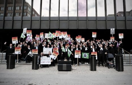 En grève, les avocats et avocates de l’aide juridique manifestent pour la parité salariale