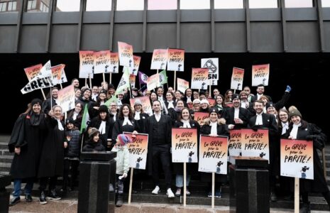 Les avocats et avocates de l’aide juridique en grève pour la parité avec la Couronne