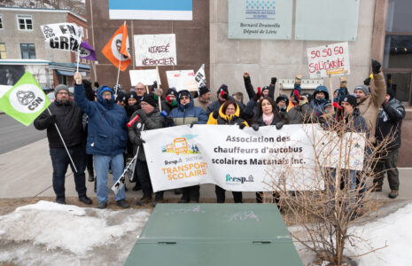 Les syndicats des autobus Matanais et du transport scolaire de Lotbinière manifestent devant le bureau de Bernard Drainville
