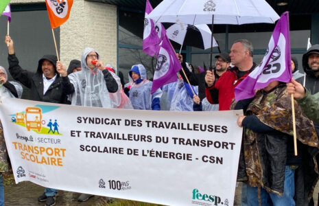 Le syndicat du transport scolaire de l’Énergie manifeste devant le siège social de Sogesco