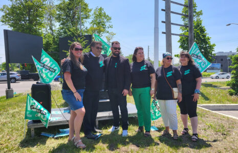Les membres du Front commun manifestent à Saint-Jérôme 