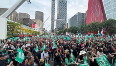 Plus de cent mille personnes manifestent à Montréal pour les services publics