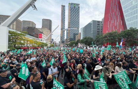 Plus de cent mille personnes manifestent à Montréal pour les services publics