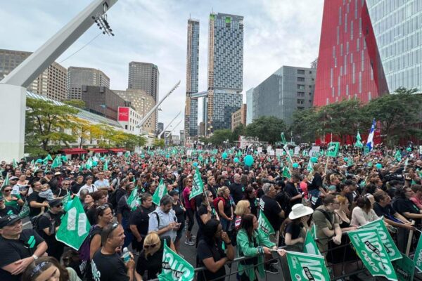 Plus de cent mille personnes manifestent à Montréal pour les services publics