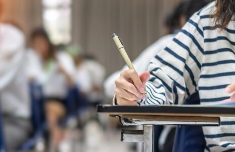 Le gouvernement prend l’éducation « en otage »