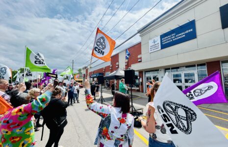 Jonquière - La CSN manifeste devant le bureau du député Yannick Gagnon