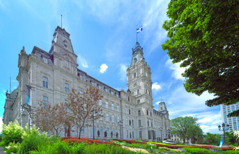 Le gouvernement déconnecté des milieux de travail