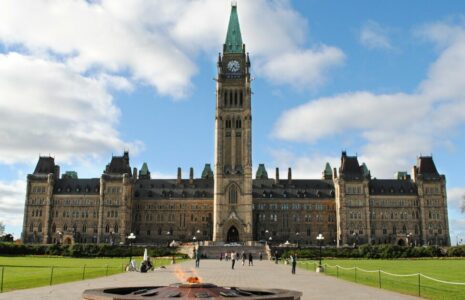 Des baisses d’impôts qui plombent le premier budget Carney