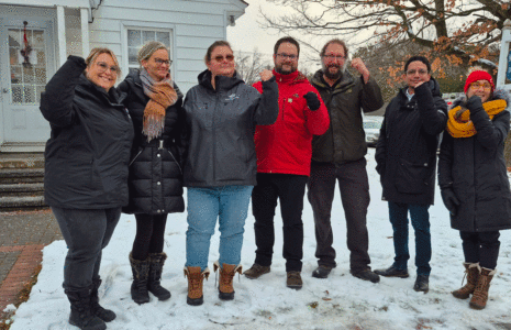 Contre les attaques aux droits des travailleuses et des travailleurs et l’effritement du tissu social