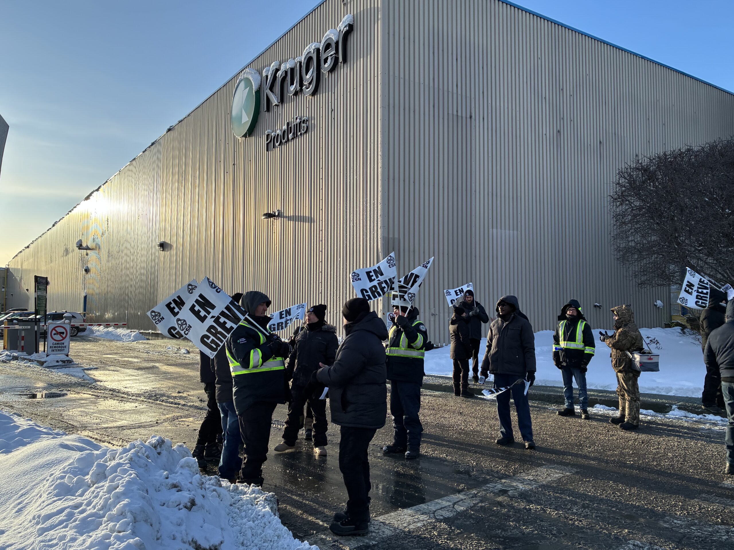 Grève générale illimitée chez Kruger à LaSalle : les travailleuses et les travailleurs de Kruger à Crabtree en appui à leurs collègues