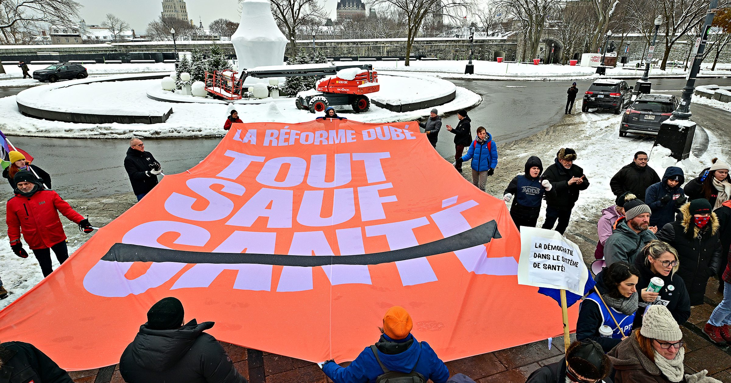 Quebec - Manifestation contre la loi mammouth du m ministre Dubé devant le parlement - 30/11/2023 - le 30 novembre 2023 -