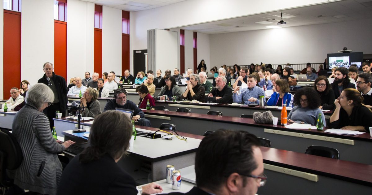 Les membres du SPUQO en assemblée générale spéciale. - Photo : Simon Séguin-Bertrand