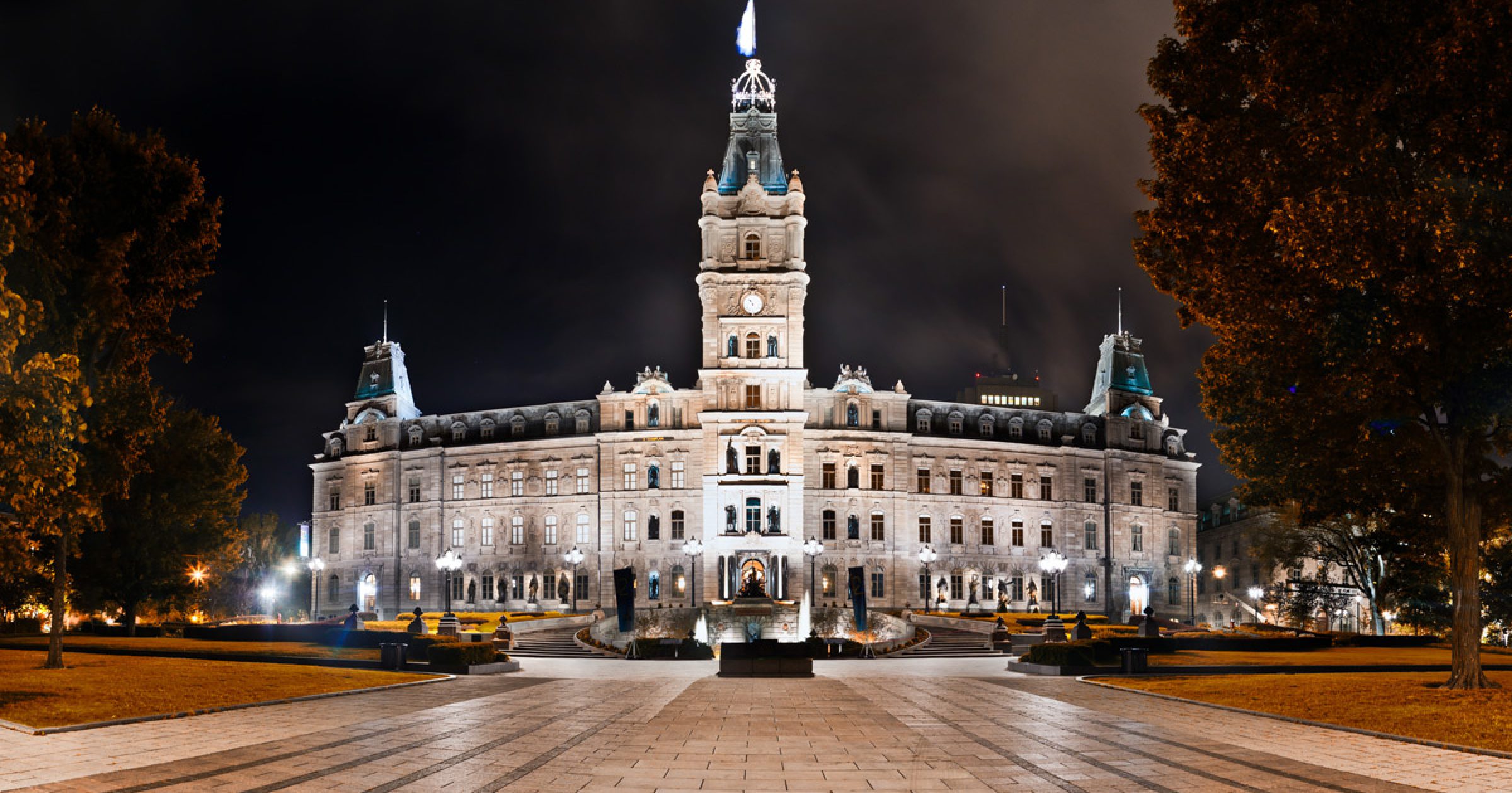 Photo nocturne de l'Assemblée nationale du Québec