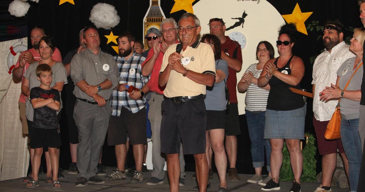Jean Lacharité au Camp-Vol d'été Leucan-CSN, accompagné de plusieurs bénévoles et enfants