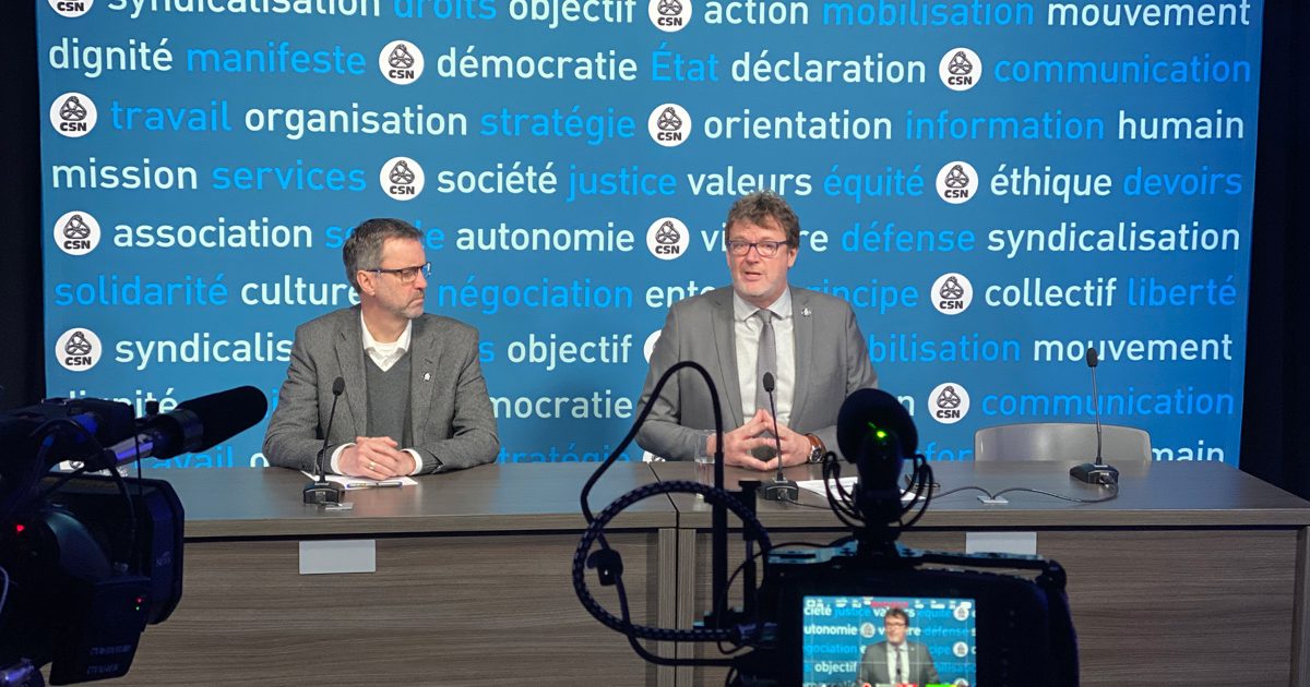 Jacques Létourneau et Jean Lortie font une présentation devant une caméra.