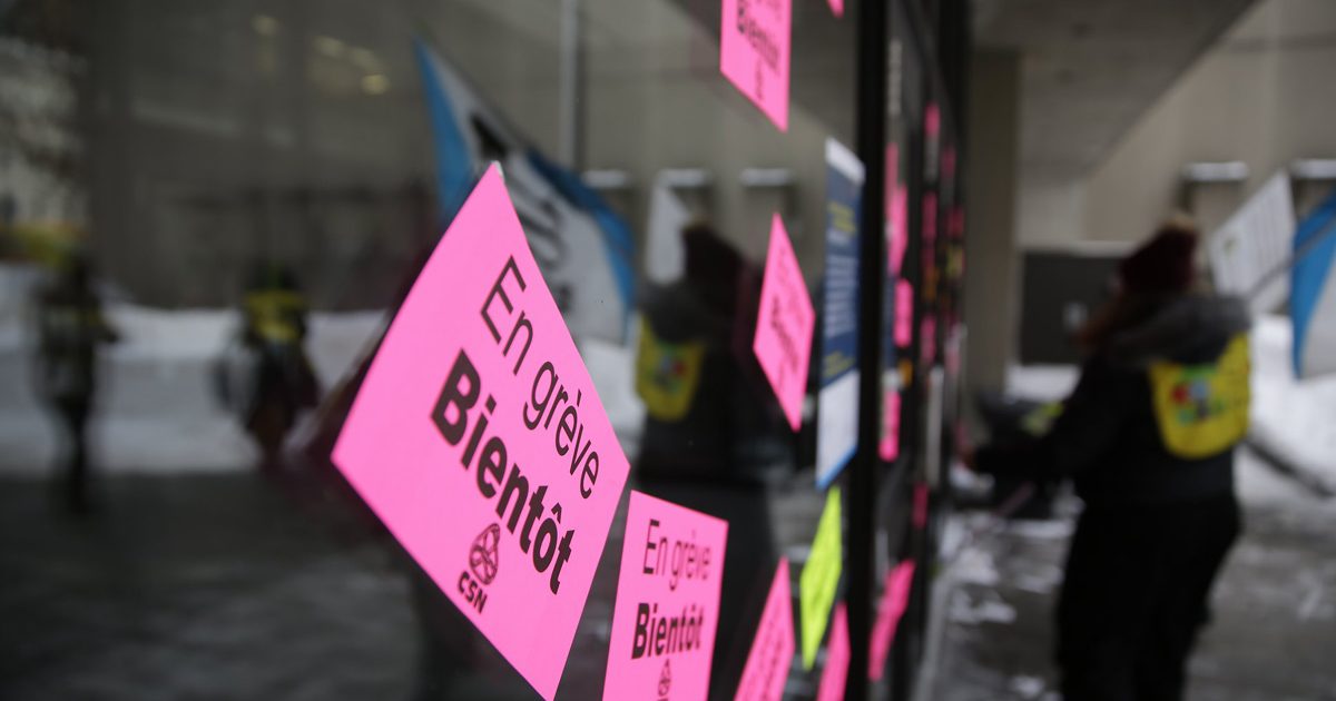 Autocollants sur une vitrine annonçant une grève bientôt dans les RSG. On remarque également une travailleuses avec un dossard RSG et le drapeau de la FSSS-CSN.