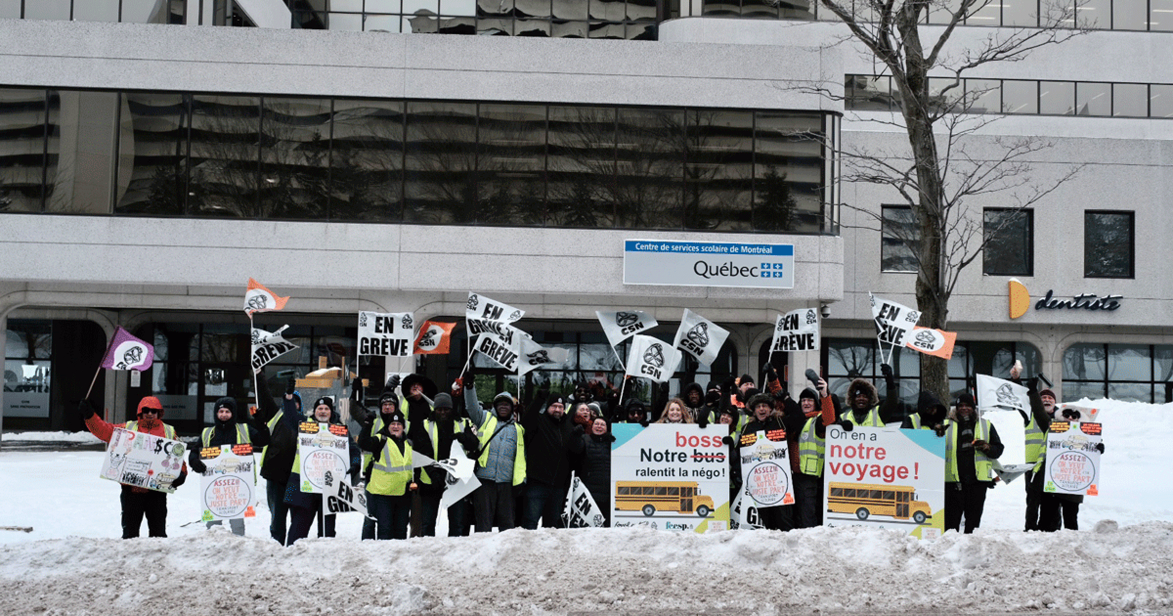 Les membres du STTT–CSN devant le Centre de services scolaire de Montréal. - Photo : Dominic Morissette
