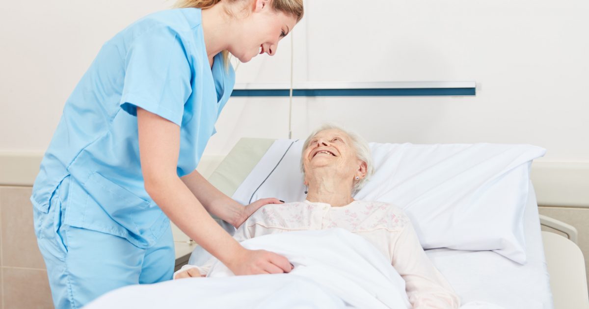 Krankenpflegerin kümmert sich um Seniorin