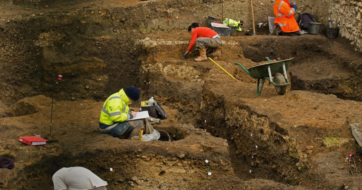 Archéologues au travail sur un chantier