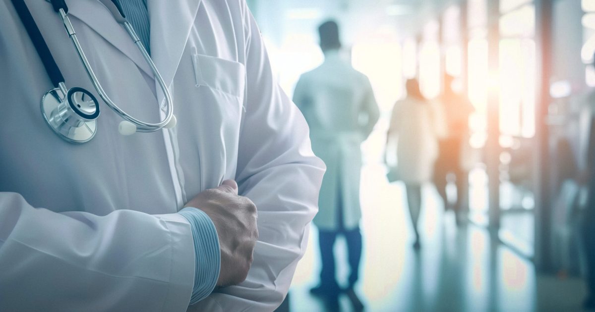 Homme médecin chirurgien urgentiste dans un couloir d'hopital animé