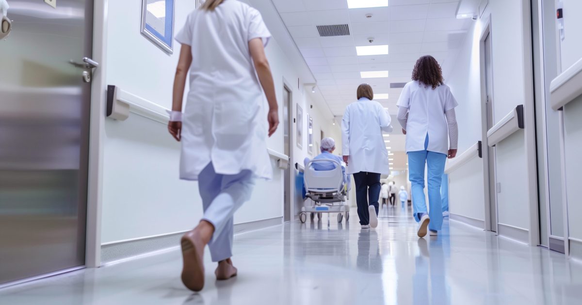Couloir d'un hôpital ou d'une clinique avec du personnel soignant médecin, docteur, chirurgien
