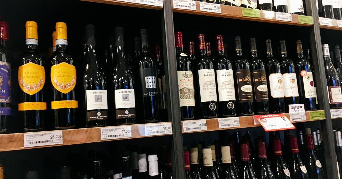 Bouteilles de vin à la SAQ