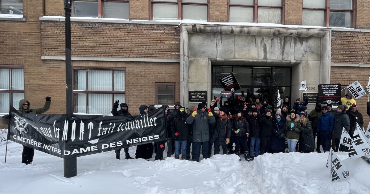 Les membres des deux syndicats devant l'archevêché de Montréal.