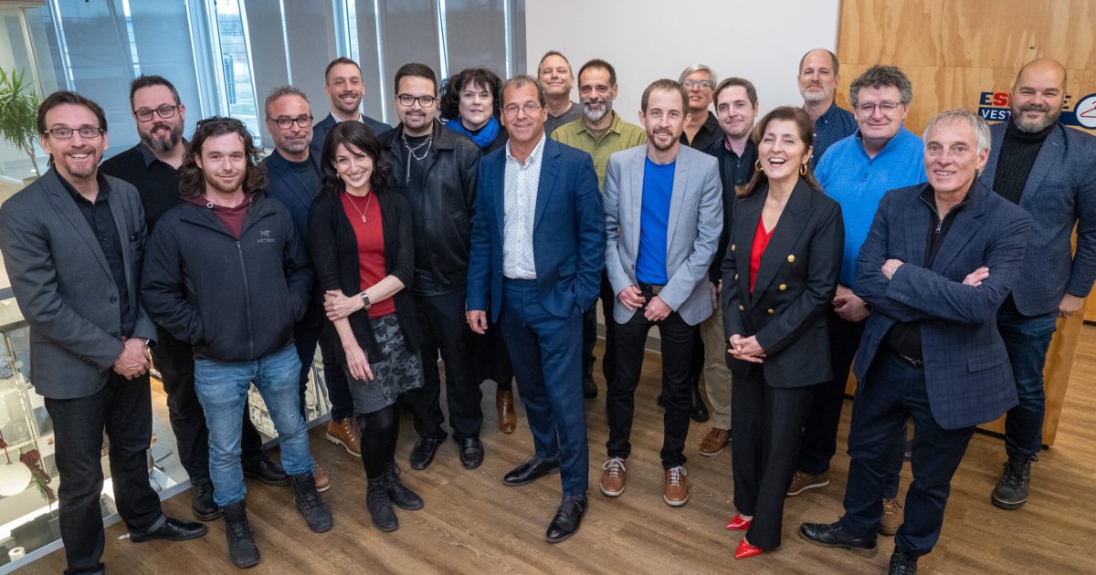 Signature officielle de la convention collective chez CN2i. Photo : Stéphane Lessard