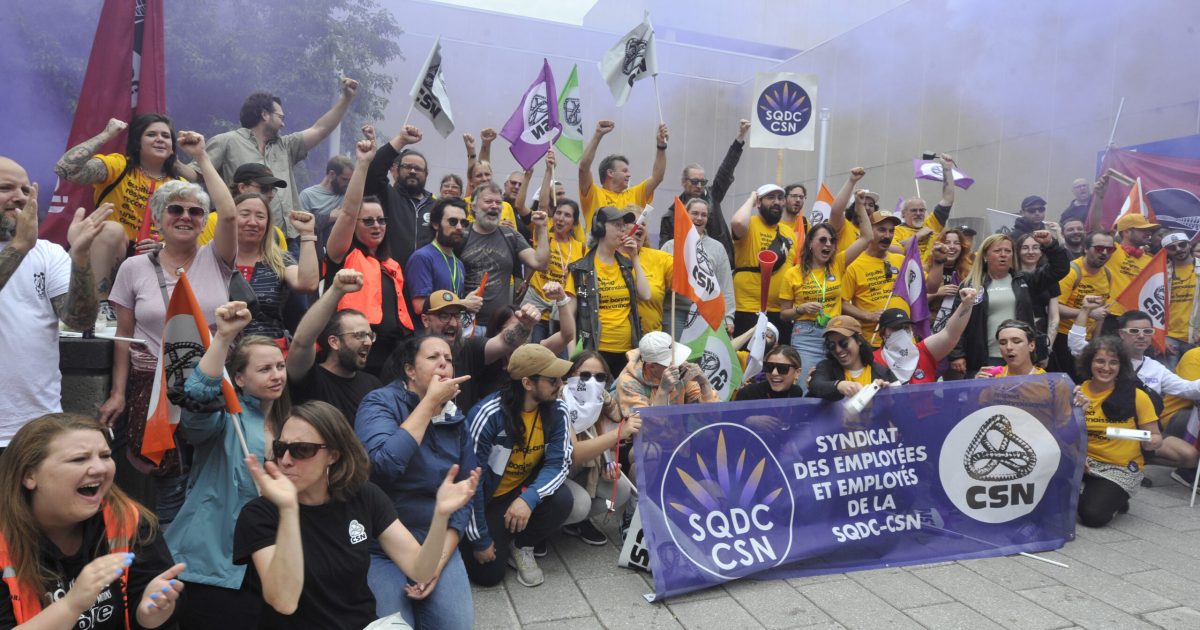 Les membres du SEESQDC-CSN devant le Conseil du Trésor à Québec le 22 juin dernier. - Photo : Louise Leblanc.