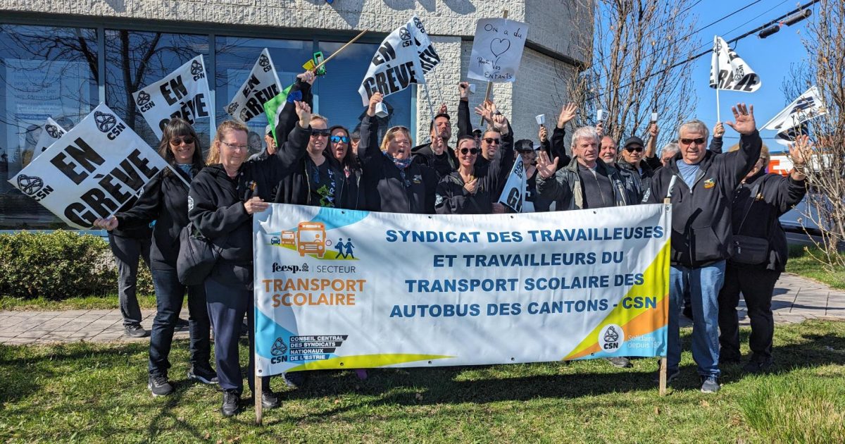 Les membres du syndicat devant les bureaux de SOGESCO à Drummondville.