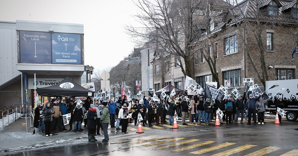 Les membres des trois syndicats devant la gare fluviale de Québec. Photo : Dominic Morissette