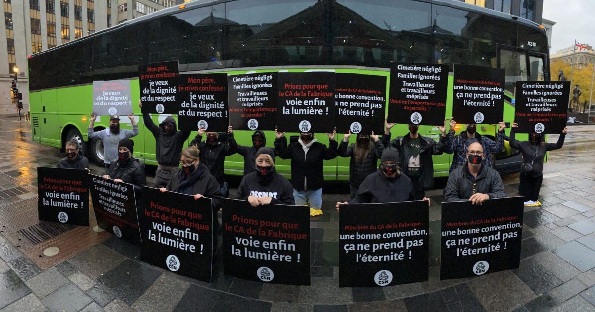 Une action silencieuse s'est tenue devant la Basilique Notre-Dame le 13 octobre dernier. - Photo : Martin Petit
