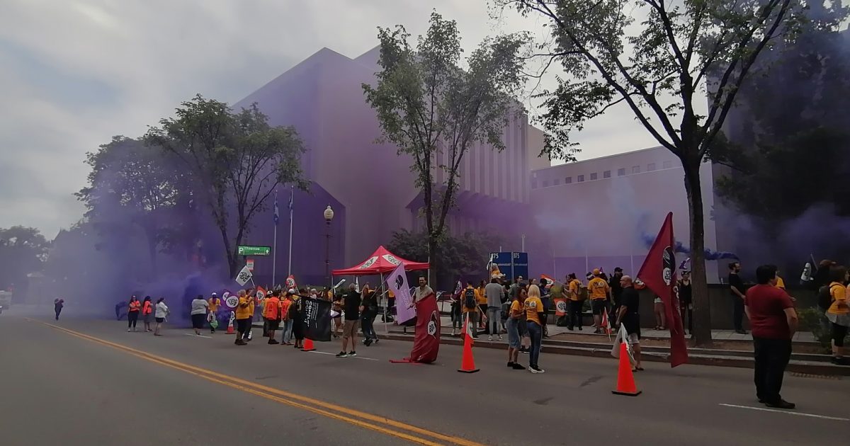 Le Conseil du trésor tout enfumé de mauve. - Photo : Louise Leblanc