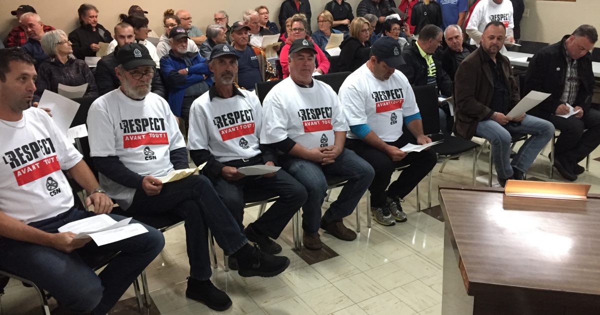 Les membres du Syndicat des employé-es municipaux de la Mauricie – section Sainte-Thècle lors du conseil municipal, le 2 octobre dernier.