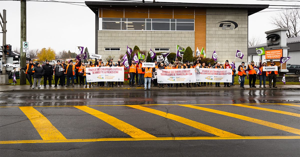Les membres des trois syndicats en grève le 11 novembre 2024. - Photo : Christian Breault