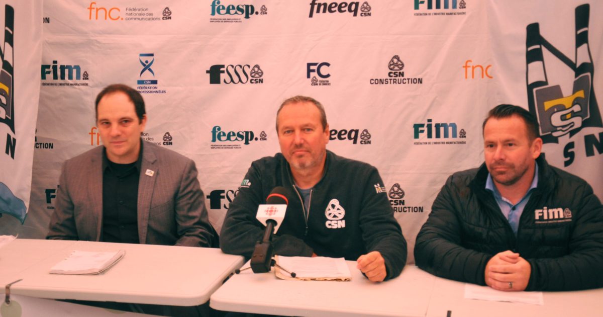 Félix-Antoine Lafleur, président du Conseil central de la CSN pour l’Abitibi-Témiscamingue et le Nord-du-Québec, Stéphane Larente, président du STMN-CSN et Kevin Gagnon, vice-président de l’industrie manufacturière-CSN. Crédit photo: Ian-Thomas Bélanger