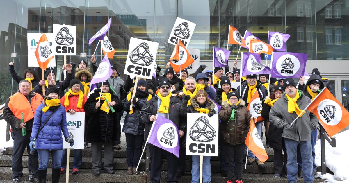 Les délégué-es du STS lors de la manifestation de ce midi. - Photo : Louise Leblanc