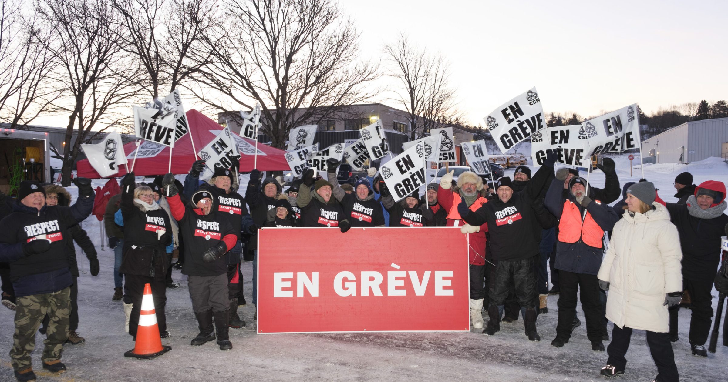 Les membres des deux syndicats en grève. Photo : Louise Leblanc