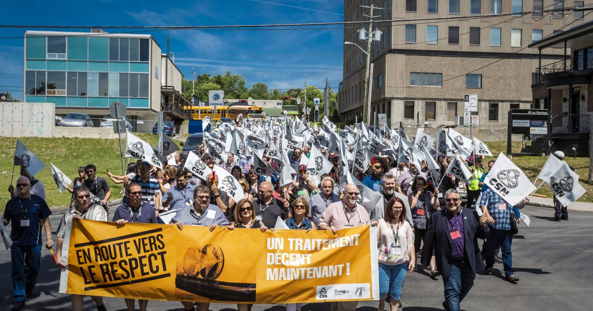 Les congressistes de la FEESP-CSN lors de la manifestation ce midi - Photo : Jocelyn Riendeau