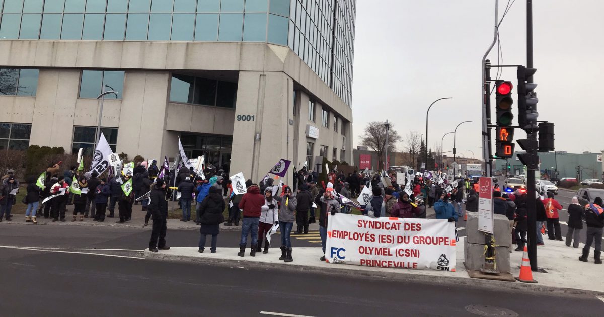 Les membres du Syndicat des employé-es d’Olymel Princeville–CSN devant le siège social de Sollio le 27 novembre 2019. Photo : Martin Petit