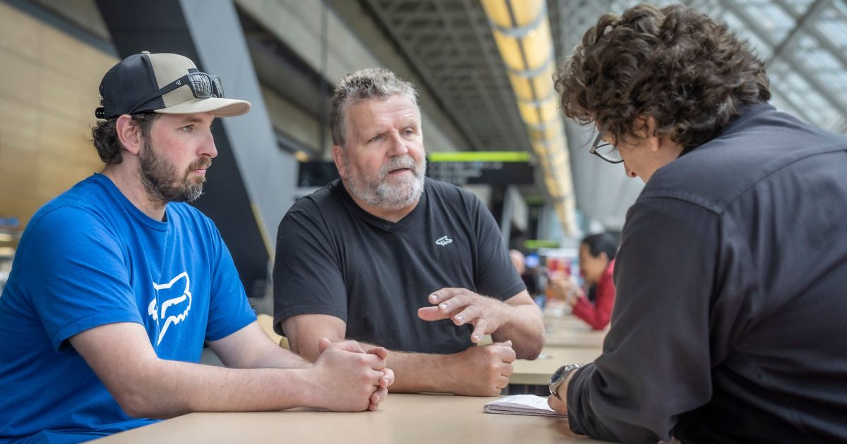 Hervé Deschênes, président du Syndicat national des employé-es de l’aluminium de Baie-Comeau–CSN avec Martin Nadeau, vice-président des métiers. Crédit photo: Pascal Ratthé.