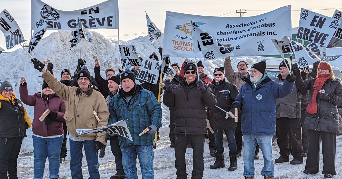 Les membres du syndicat sur leur ligne de piquetage le 13 mars 2023.