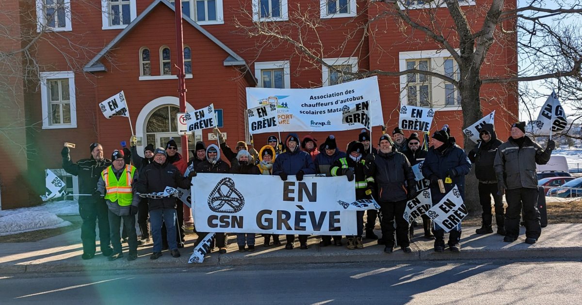 Les membres du syndicat devant le CSS des Monts-et-Marées.