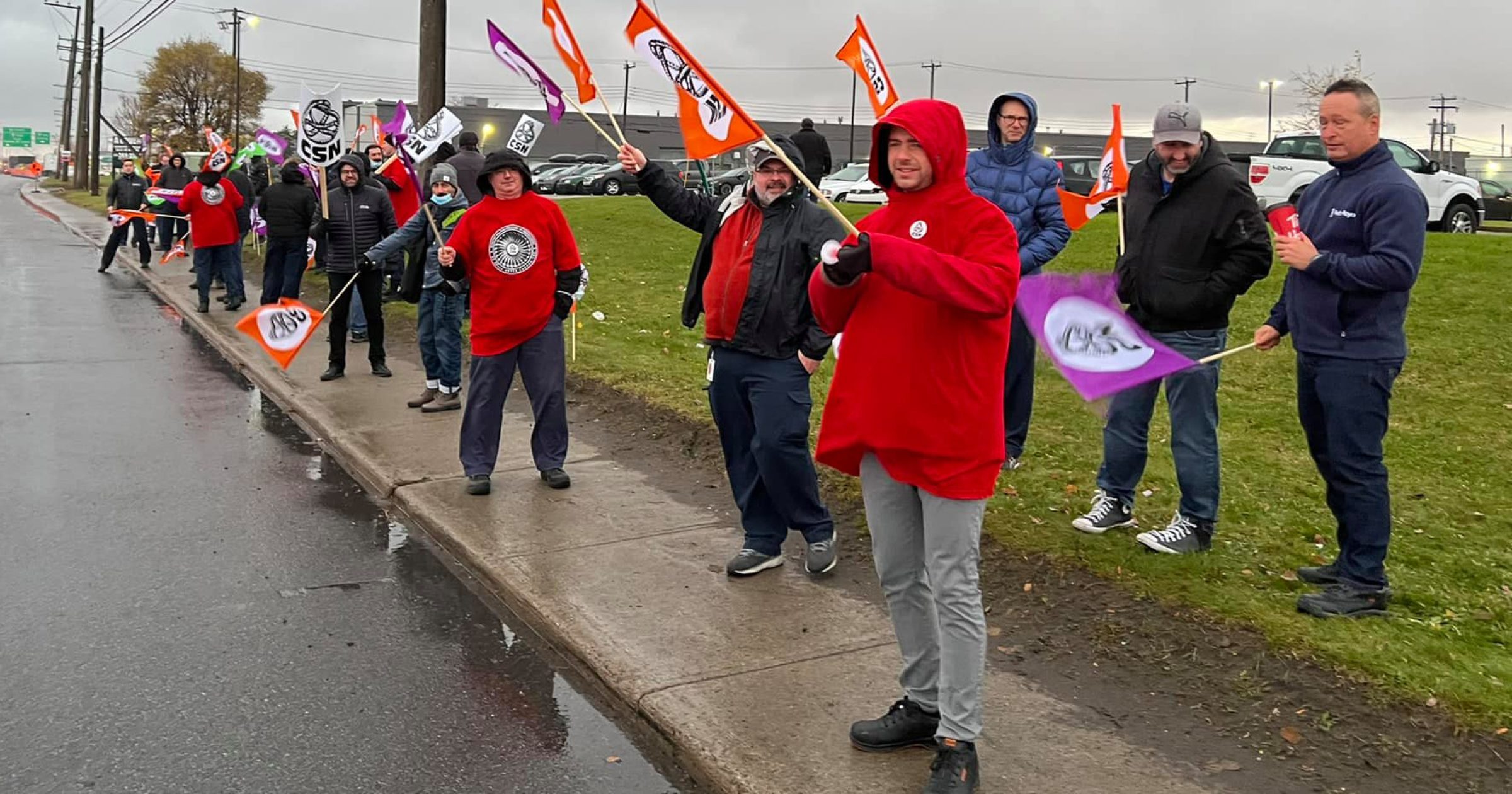 Les travailleuses et les travailleurs de l'usine lors d'une manifestation le 15 novembre