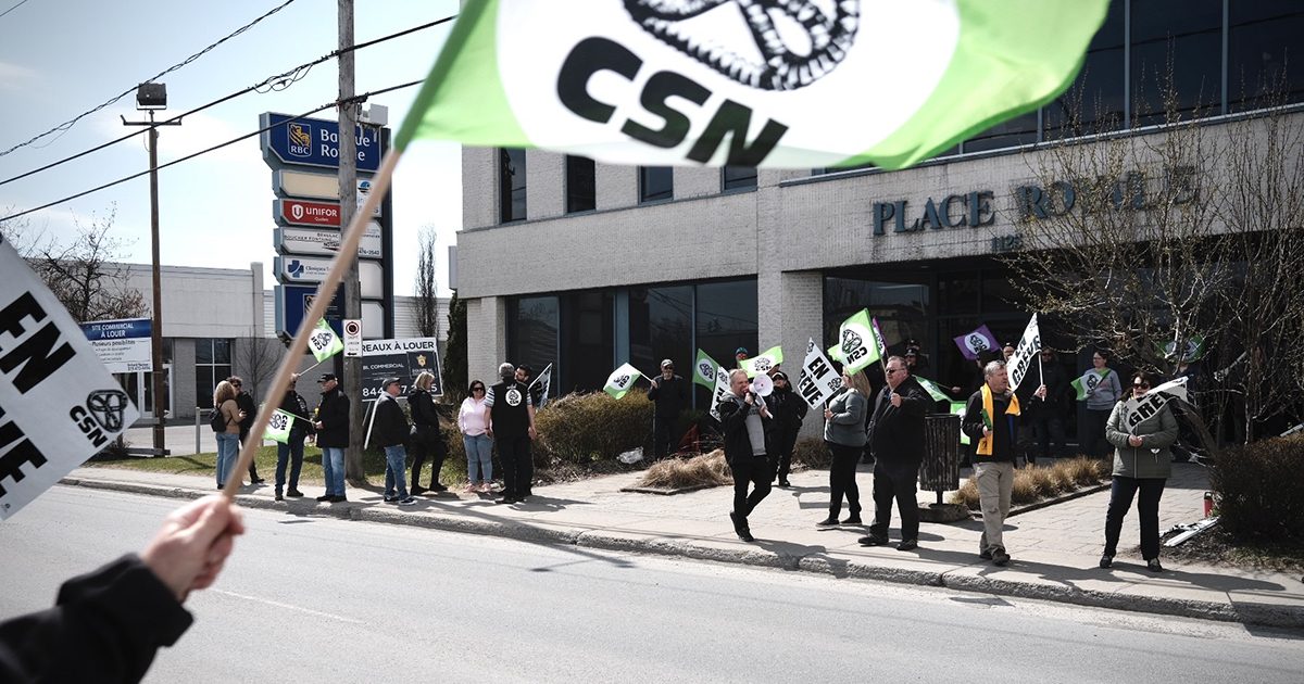 Les membres des deux syndicats devant le siège social de Sogesco à Drummondville. - Photo : Dominic Morissette